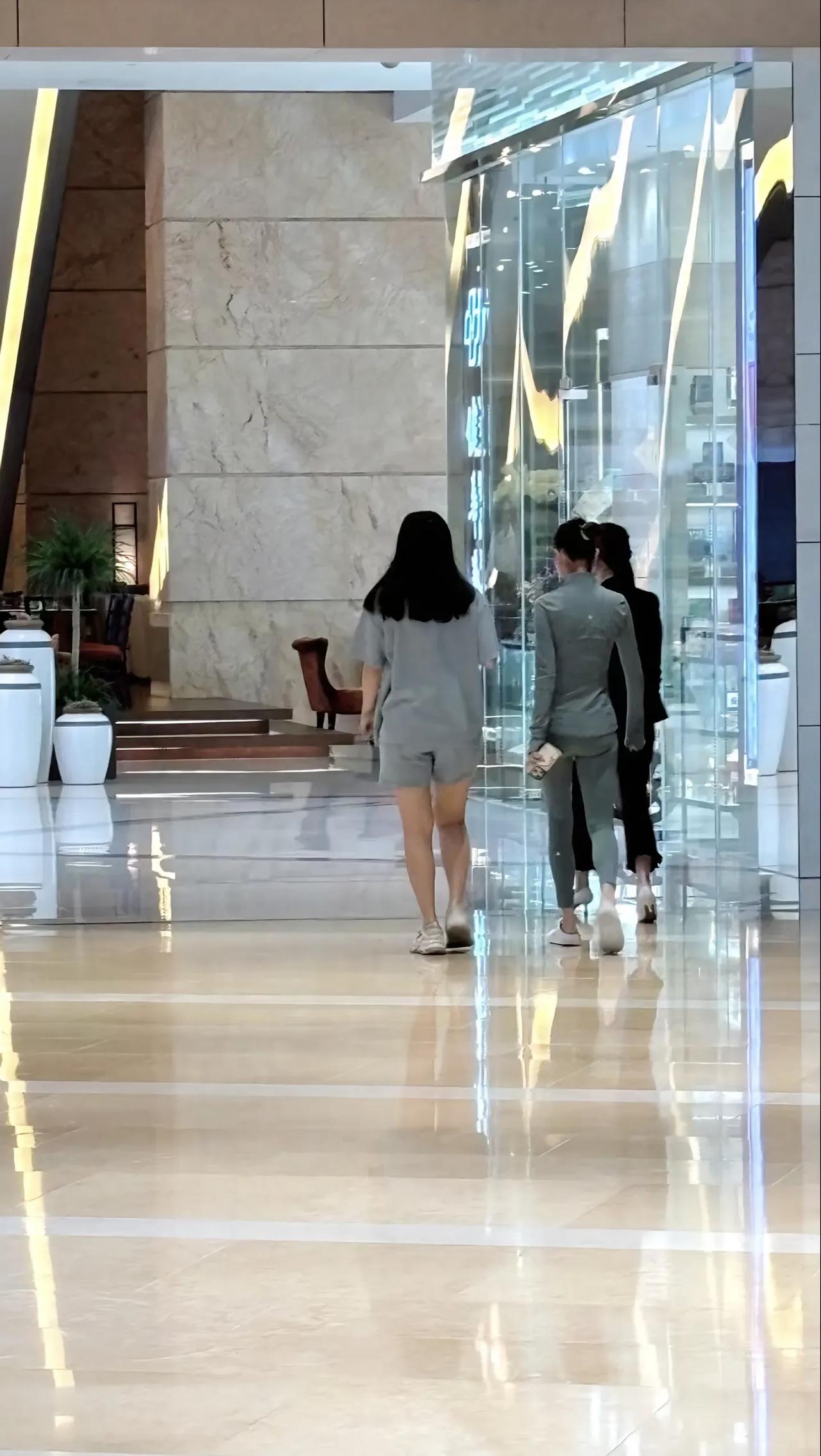 何超莲和路人的这个背影就是普通人和明星的身材的区别吧！女明星平时走红毯真没感觉，