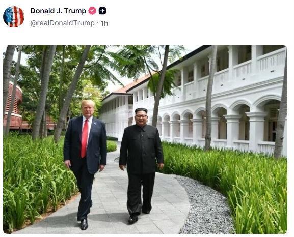 特朗普今天突然在社交媒体上发布了一张他与金正恩在2018年新加坡首次会晤时的旧照