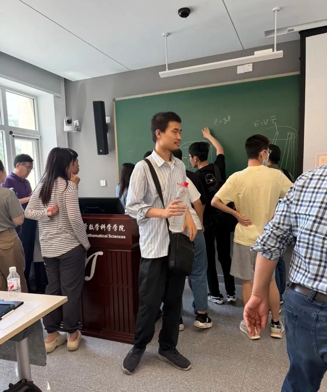 所以聪不聪明跟脑型没关系，都说圆头后面有勺子聪明，这不韦神妥妥的扁头[笑着哭]