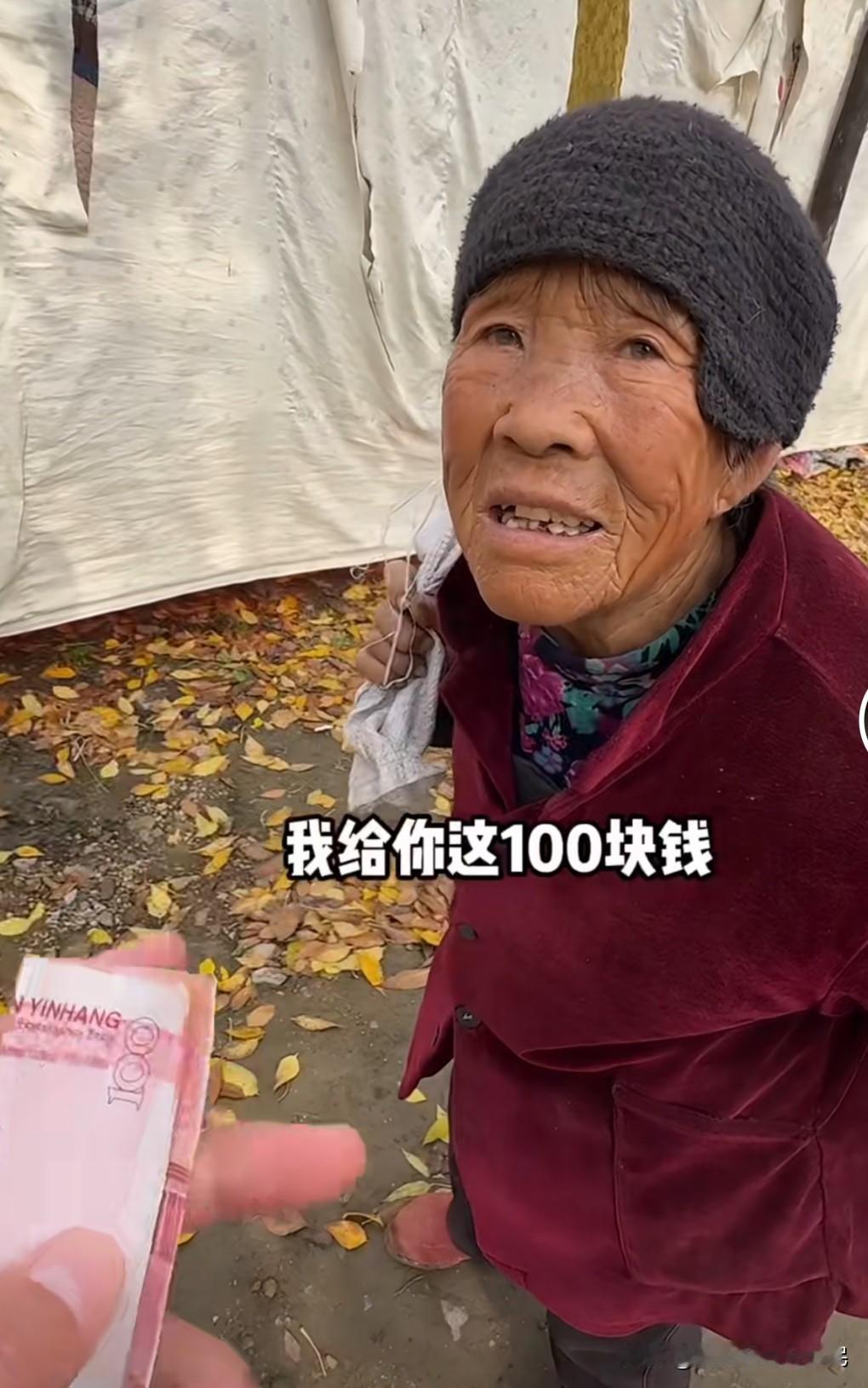 100块钱18块买了一双棉鞋5元买了3双袜子10元买了不到的2斤桃酥（6元