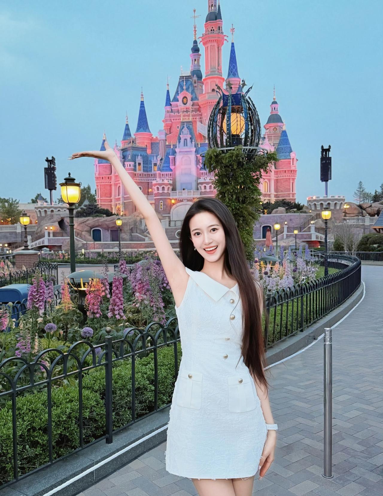 城堡、气球、米妮发箍，还有永远长不大的少女心，所有的美好都在这里集合啦。快乐没有