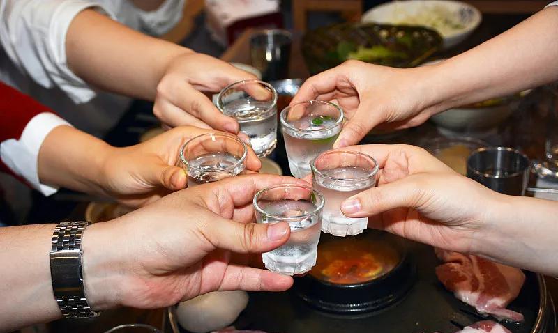网上一些人对禁酒令有怨气，其实禁酒令不是不让人喝酒，而是禁止多人在一起喝酒，公职