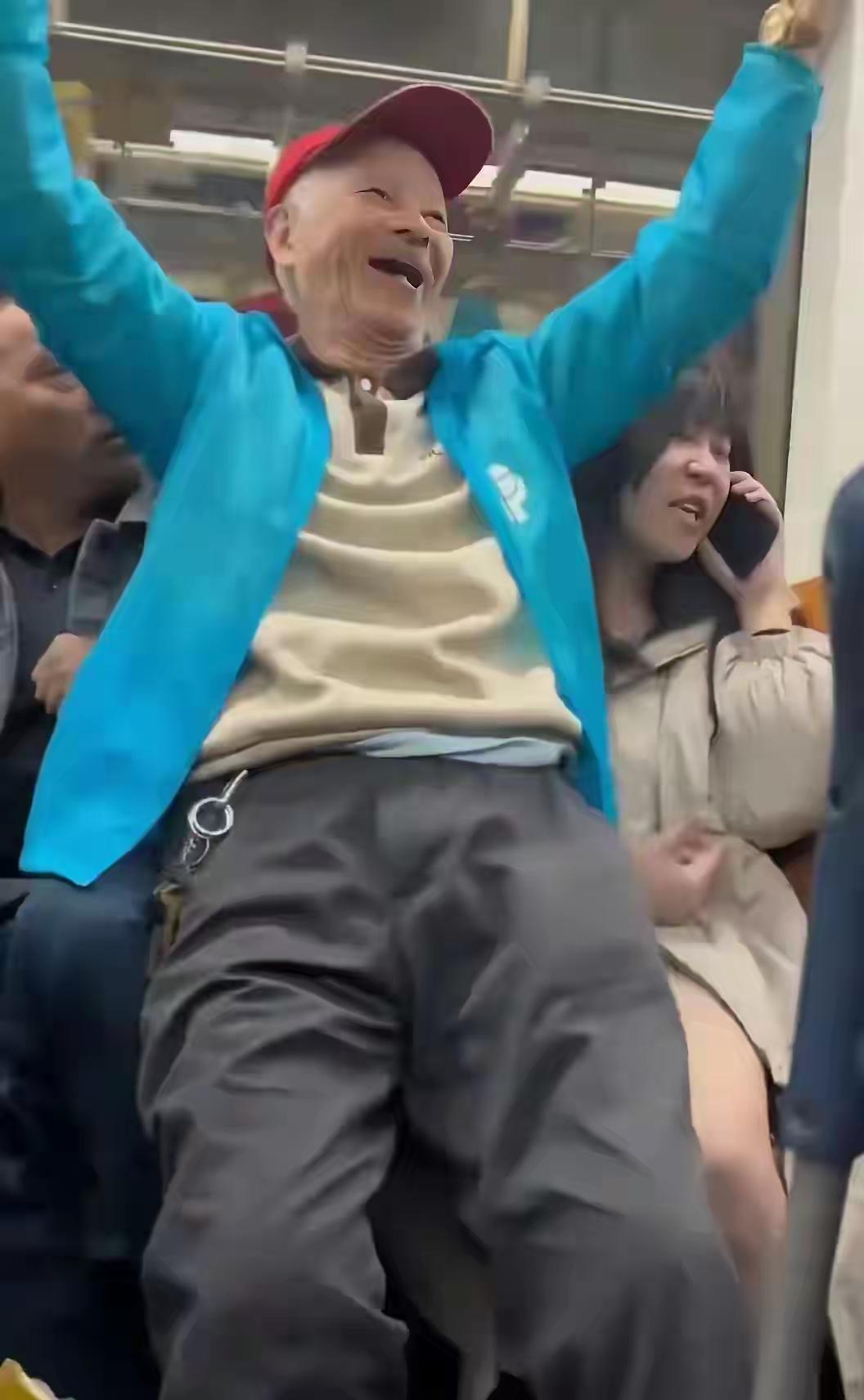 老头硬坐姑娘腿上怀里，这是上海地铁最近发生的一幕，简直离谱到让人血压飙升！