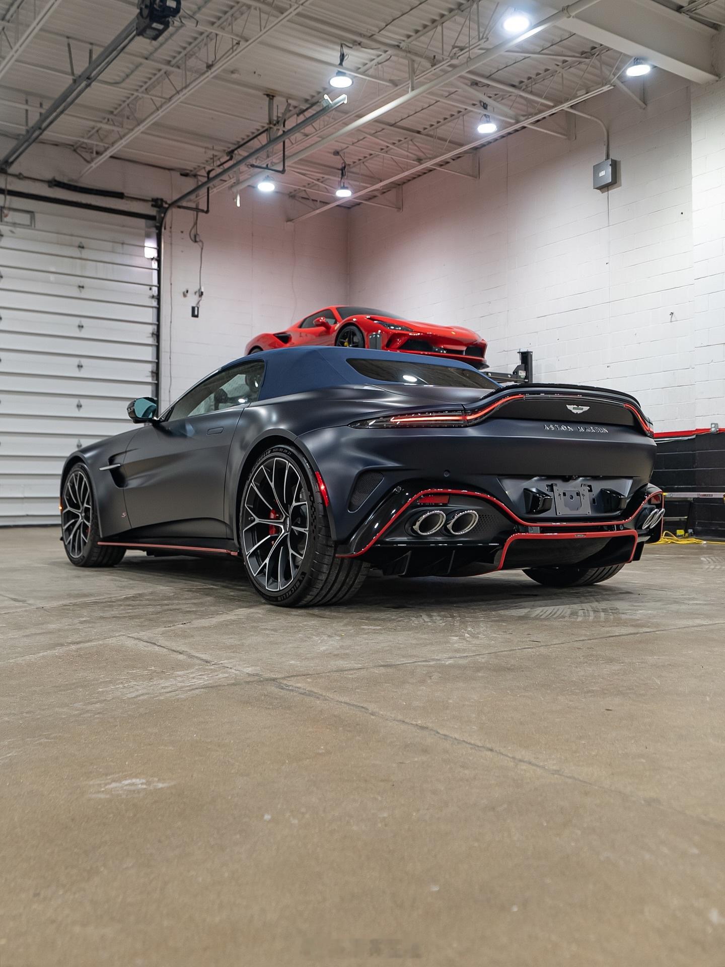 哑光蓝阿斯顿马丁VantageSRoadster