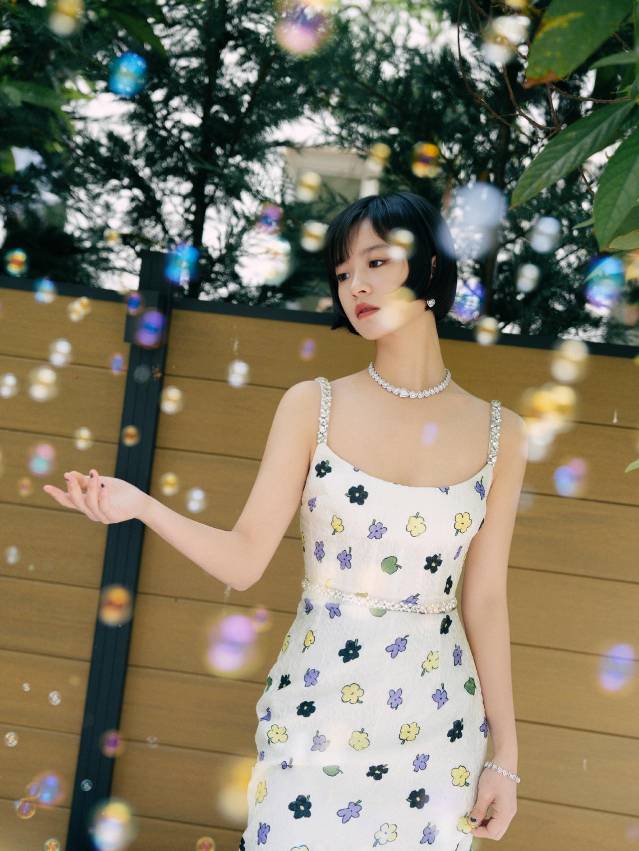 李庚希这套碎花裙造型，把