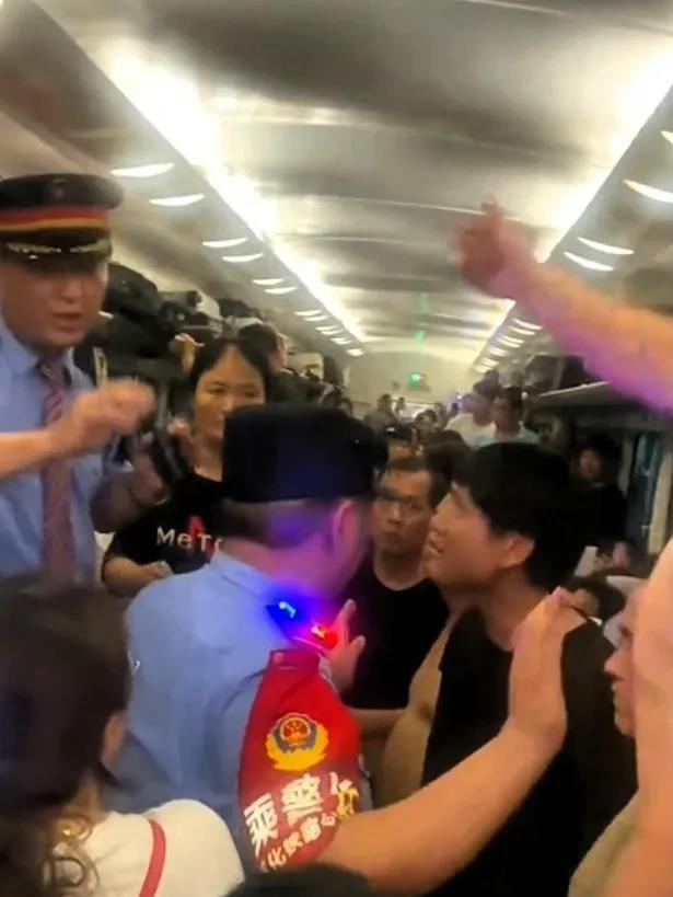 央视网发声：周末谈｜列车故障乘客砸窗，砸破的不只是玻璃。2025年07月05日
