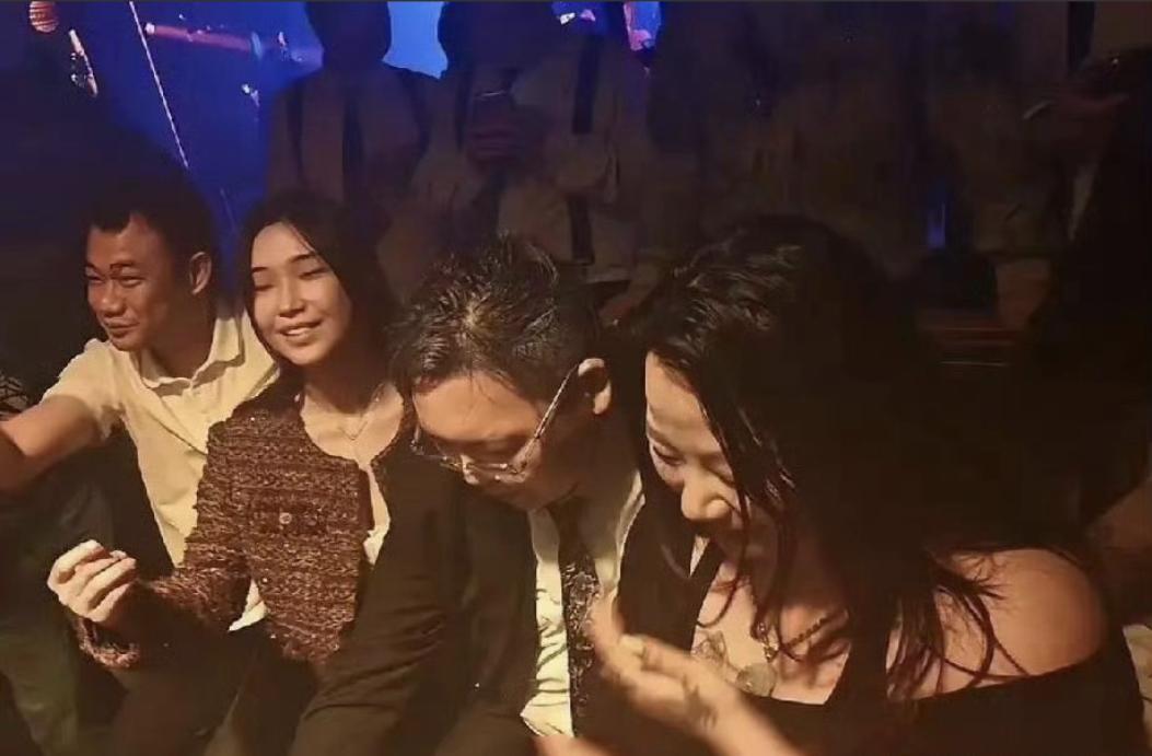 向太做梦都想不到！5月8日，向家骤然掀起舆论巨浪，向华强与陈岚的小儿子向佑，毫无
