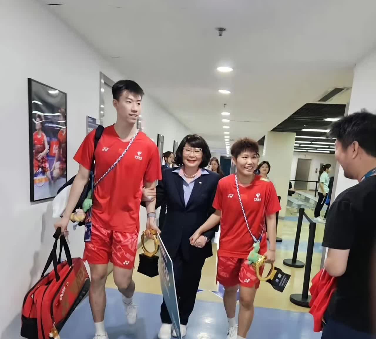 感觉世界羽联的新任主席真的很喜欢国羽这些球员，不仅和石宇奇在一起的时候特别亲切友