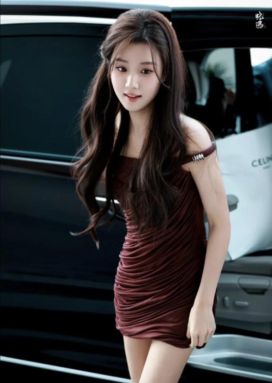 卢昱晓活动造型太惊艳了！一袭一字肩酒红包臀裙，兼具纯美与灵动，魅力十足。