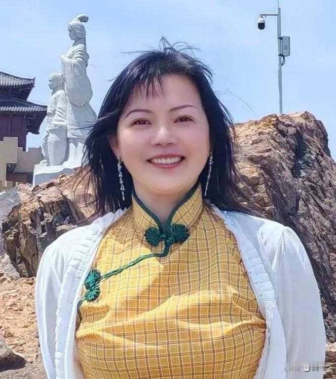 梁子湖边不高的小山丘上耸立着梁子母女立体雕塑既然有幸来到梁子湖一游那就爬上