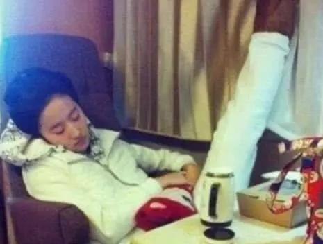 你早点吃了枪药吗？村里老赵五十多岁了，有个聪明儿子，从小学到中学都是学霸。儿子