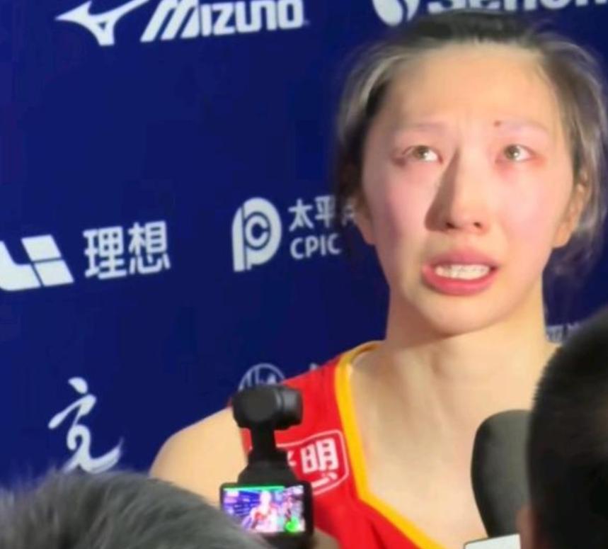 大家发现没有，女排主攻吴梦洁有一个技术问题和王云蕗很像，那就是上步太早，冲到前边