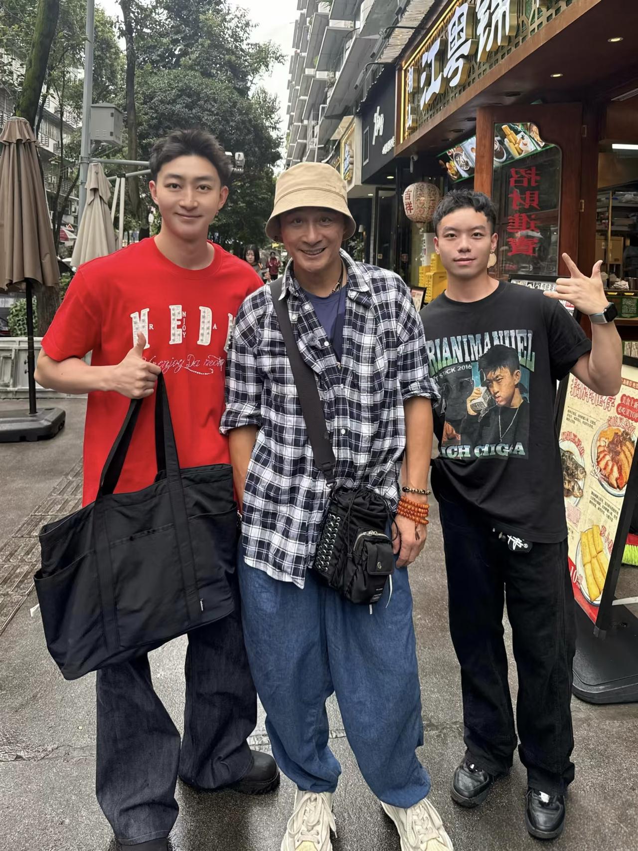 65岁吴镇宇一个人现身四川成都旅游，他的穿衣打扮挺时尚的，很有个人特色。身材很瘦