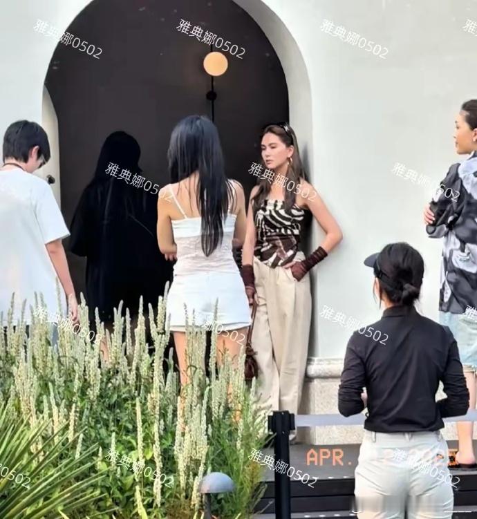 三亚偶遇昆凌，31岁略显疲惫，本人与精修照有别，真实模样引关注。​​​