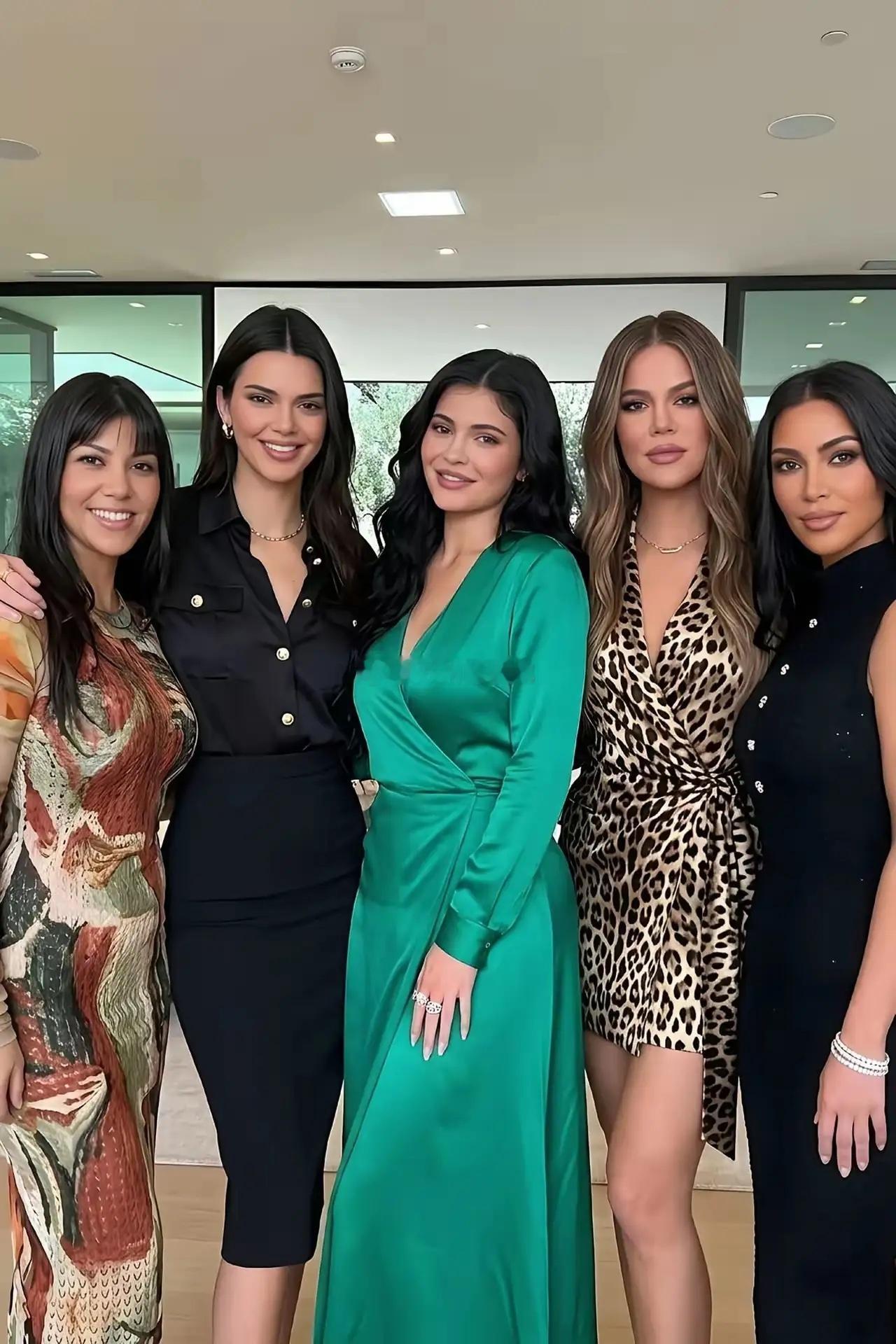 卡戴珊家族五姐妹：老大：考特尼·卡戴珊，47岁；老四：肯达尔·詹娜（肯豆）：31