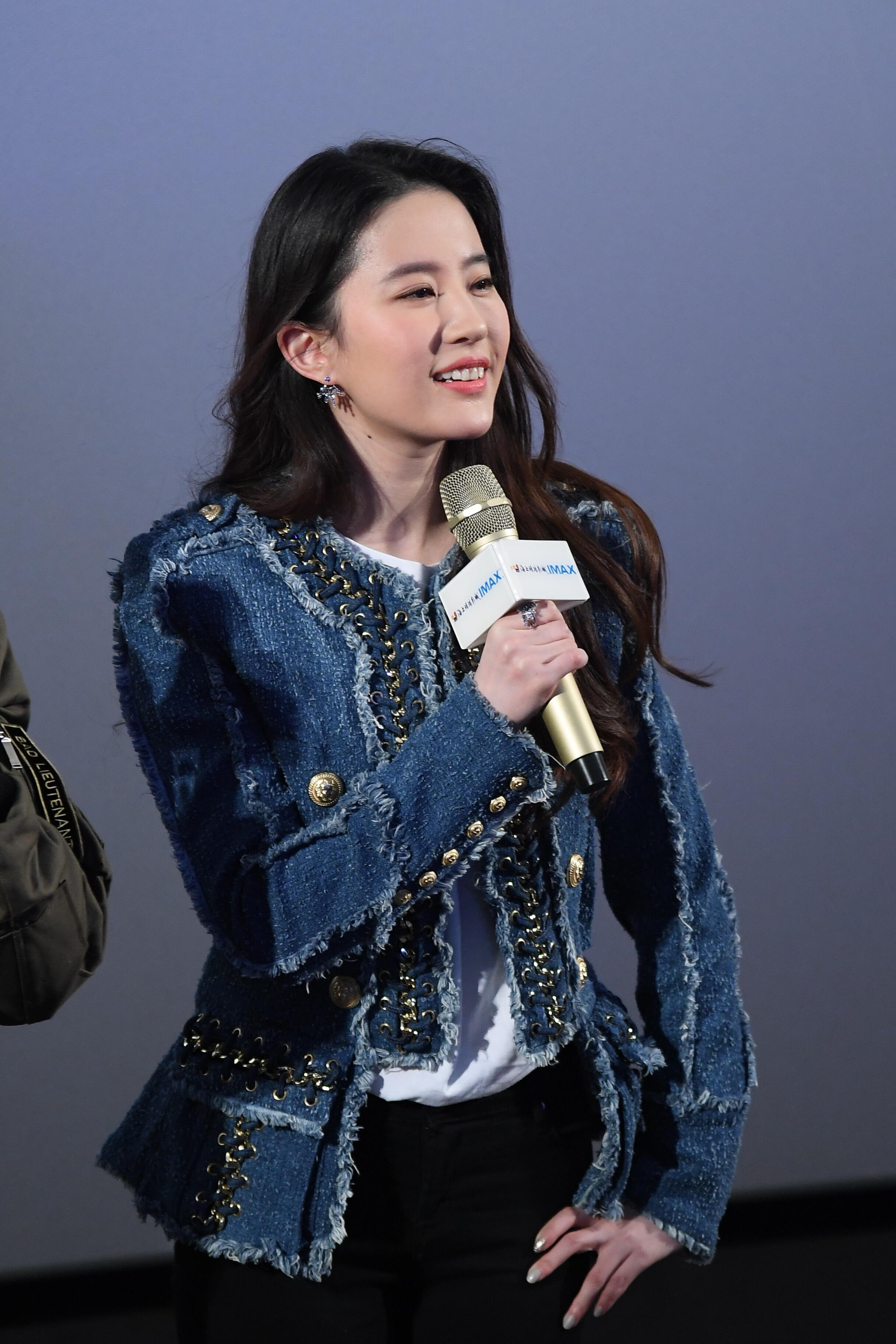 刘亦菲生图黑靴牛仔服💐