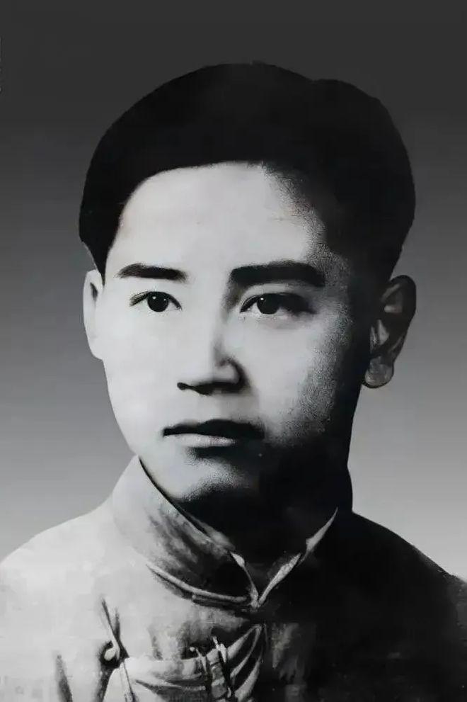 五哥从香港飞回重庆，把一张空白支票拍在特务头子桌上："要多少钱，你自己填，只要