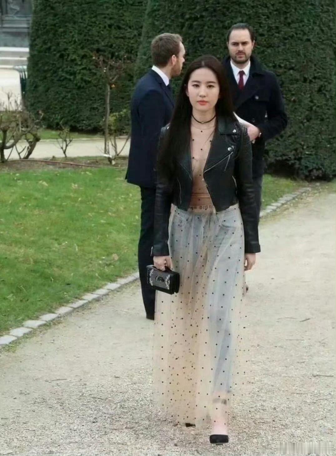 也只有刘亦菲吧，谁还敢这么穿？