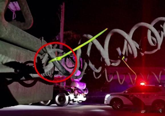 山东济南，张先生把货车停路边进拉面馆吃饭，半小时后回来掉头，前方来车他踩刹车却没