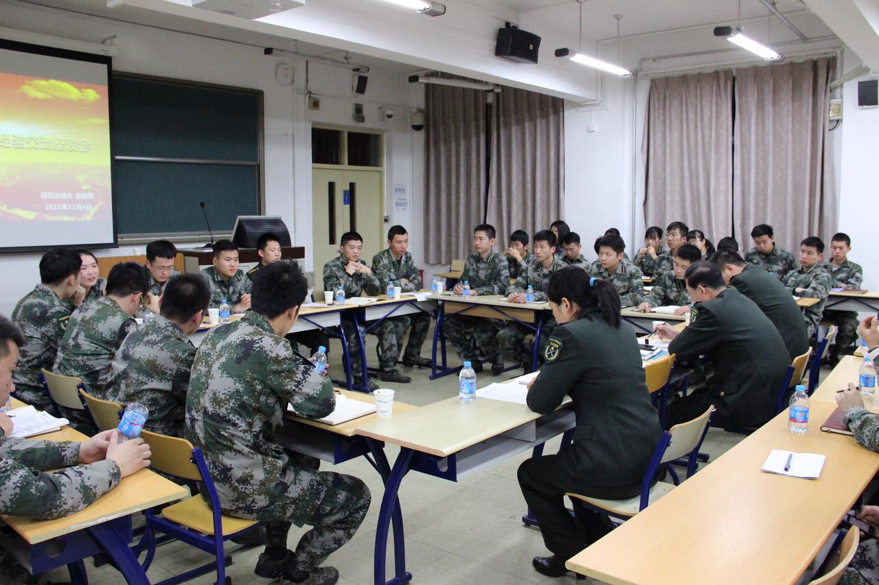 我攻读军校研究生期间，曾参与学院组织的博士学术交流活动。这位博士师兄旁征博引，在