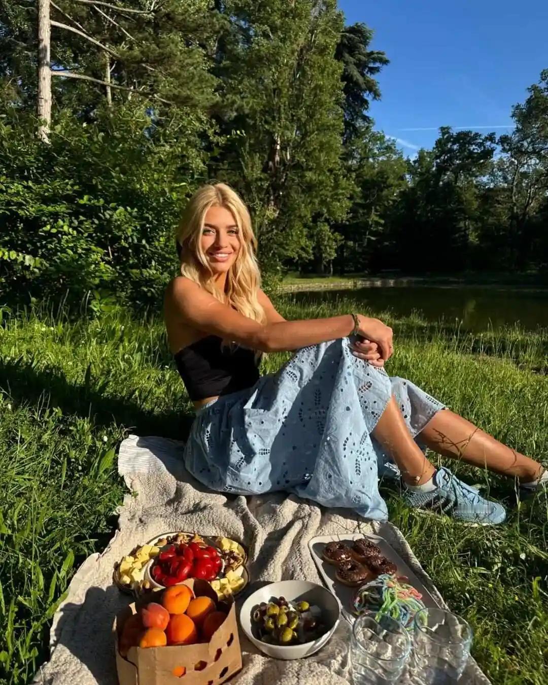 30岁的法国女孩妮娜第一次来中国旅游，刚下飞机，就发现惊人的一幕，在她印象里，中