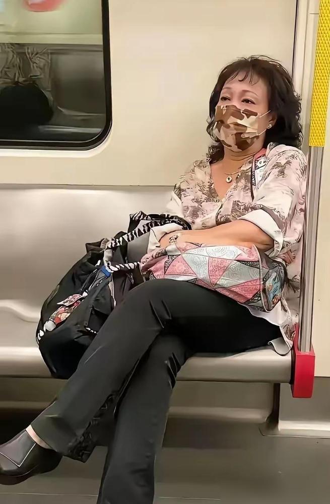 港铁车厢里那个拎着塑料袋、缩在角落的口罩阿姨，竟然是TVB那个横扫屏幕三十年的“