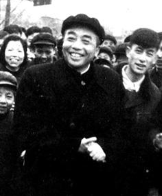 1947年，彭老总在沙漠中行军食欲大减，炊事员特地给他买了几根黄瓜，他吃了一口后