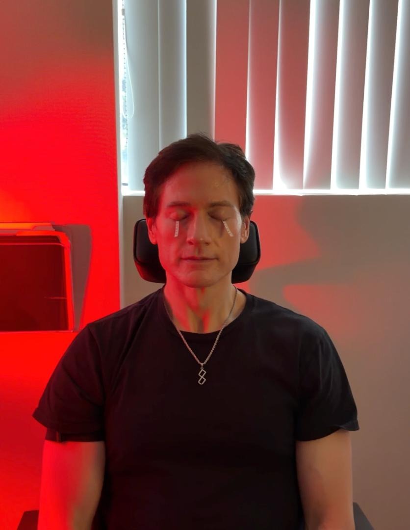 美富豪换血求永生失败后克隆了自己¹这哥们乱说的。不是克隆羊的那种克隆，只是提取