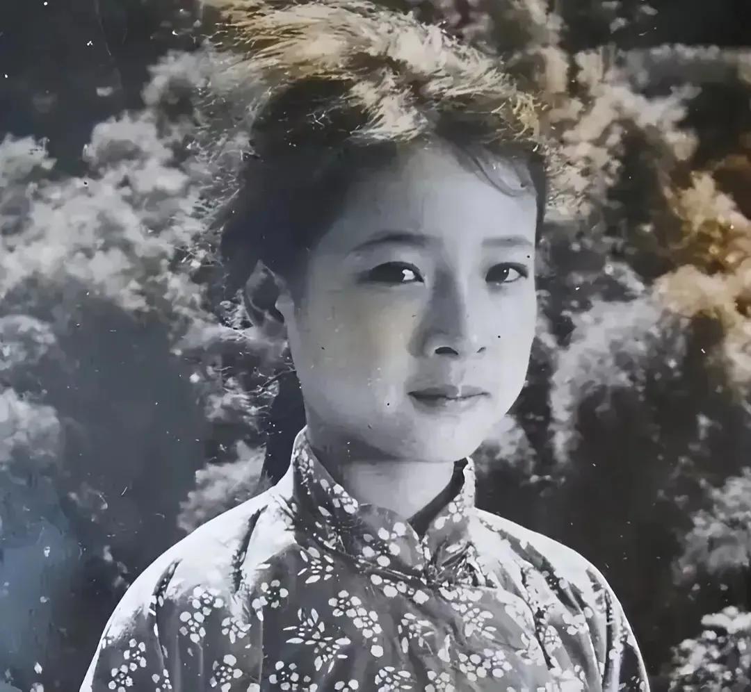 你能认出这小姑娘是谁吗？她现在的模样和小时候一点都没有变，尤其那鼻子和眼睛。她小