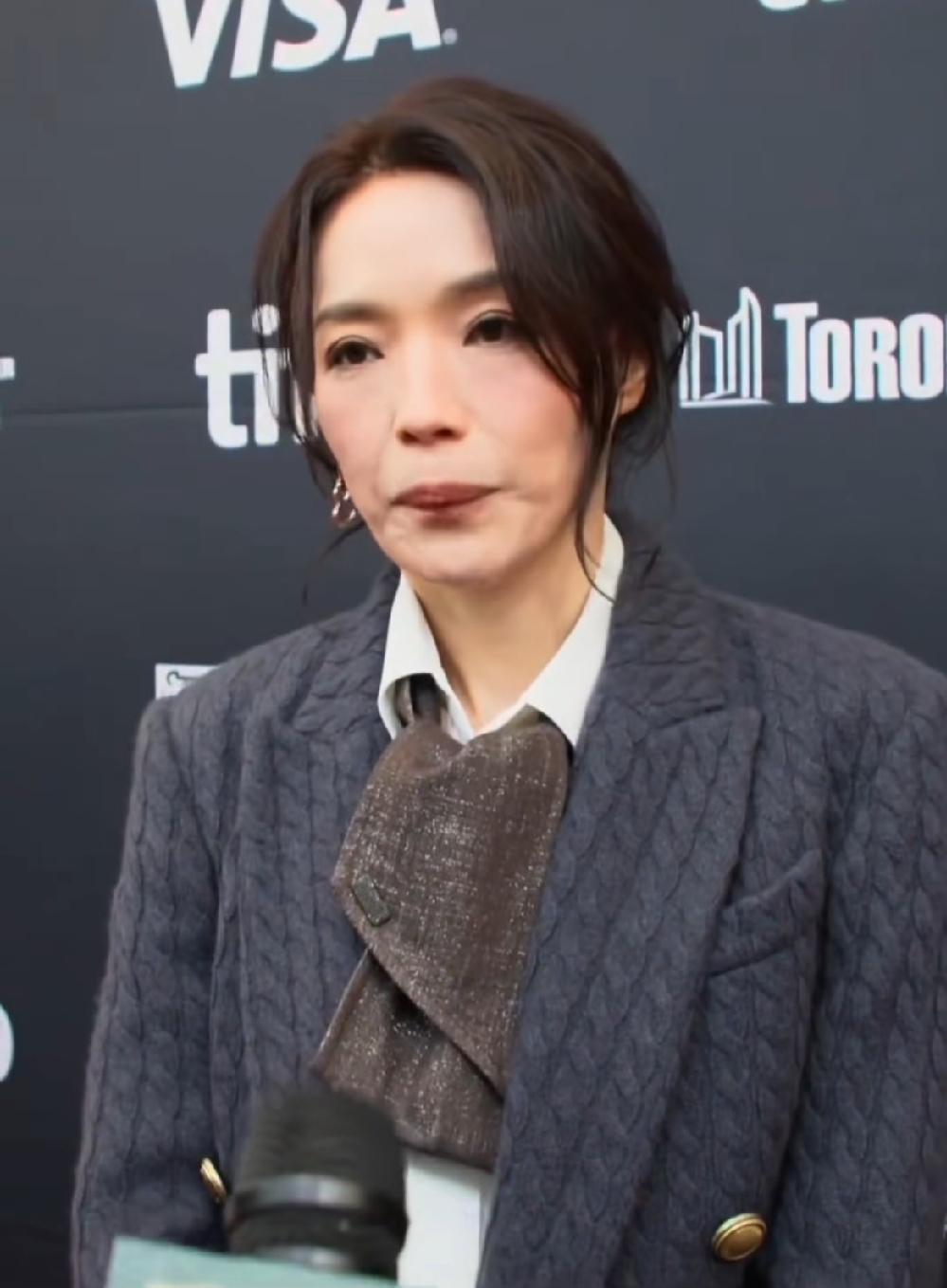 看舒淇怎么一下断崖衰老，脸彻底垮了……心里倒也坦然。不管是明星还是普通人，有钱没