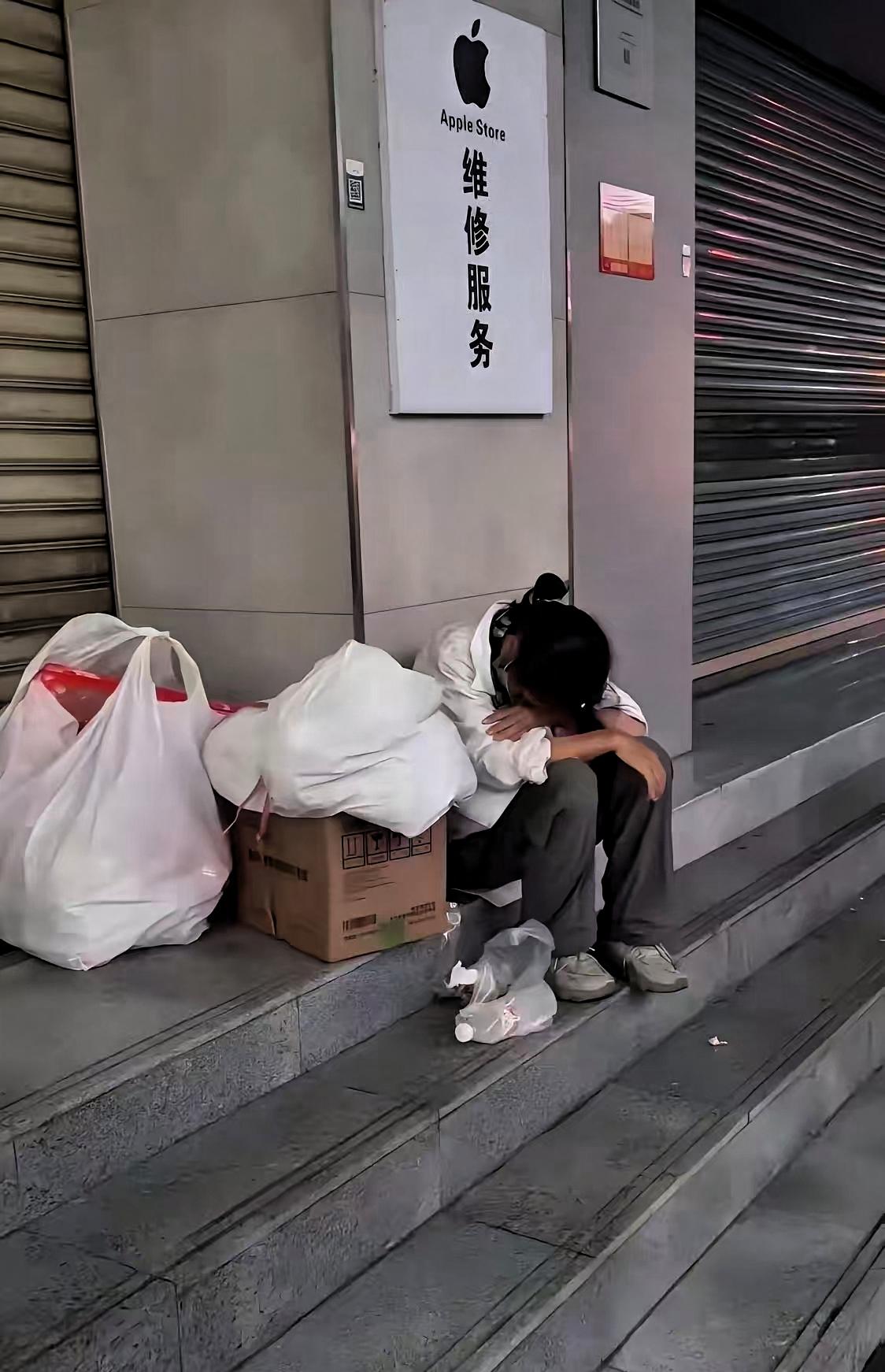 令人感动，发生在四川成都的一件事。女孩大学毕业找不到工作，拖着行李箱在街头蹲了一