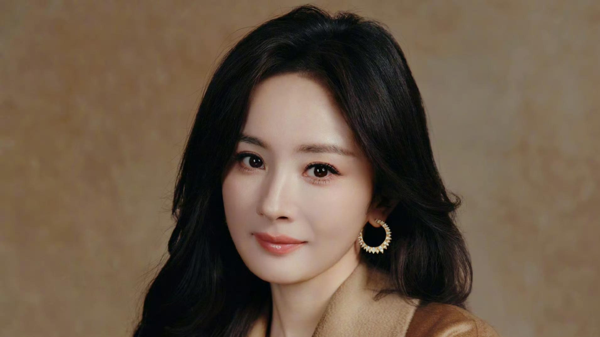 杨幂一件驼色大衣被刷屏, 好多人说像韩剧女主走进现实