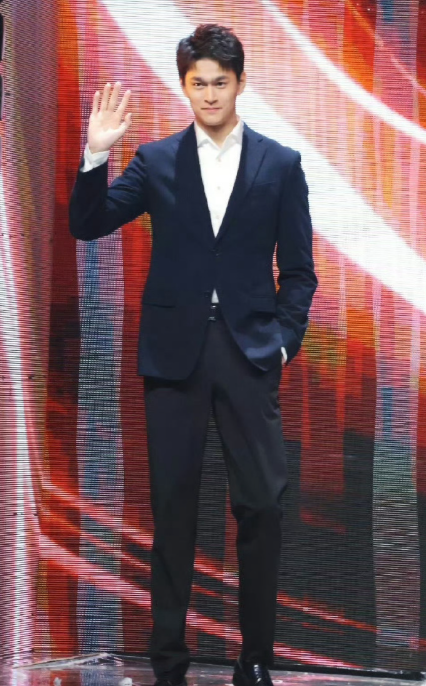 以前看他穿运动服时浑身是劲儿，换上西装才发现，那股子舒展的气场一点没减。衬衫领口