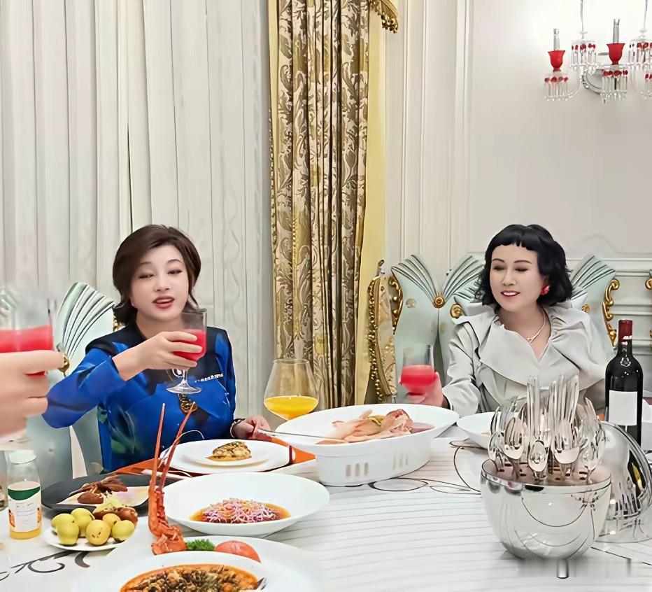 南有赵雅芝，北方刘晓庆。对于养生保养这一领域，她们两个都是当之无愧的顶级专