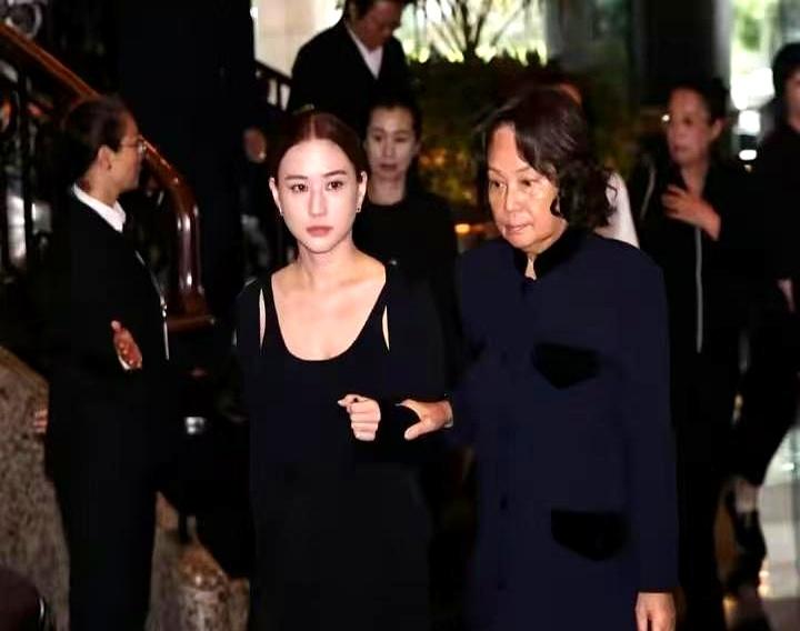 很多人都觉得，三房陈婉珍在赌王身边过得挺风光，衣食无忧，孩子也有了，分家产还不少