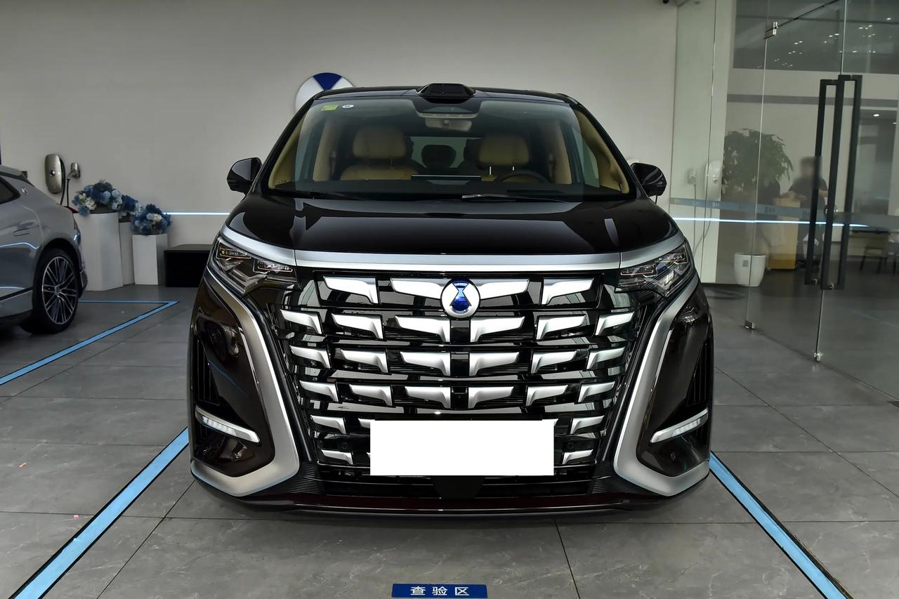关于腾势D9DM2026款闪充豪华型，这版纯电续航做到350km，对MPV