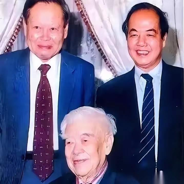 杨振宁和李政道，这对物理学界的泰斗，在论文署名问题上曾经分道扬镳。1962年之后