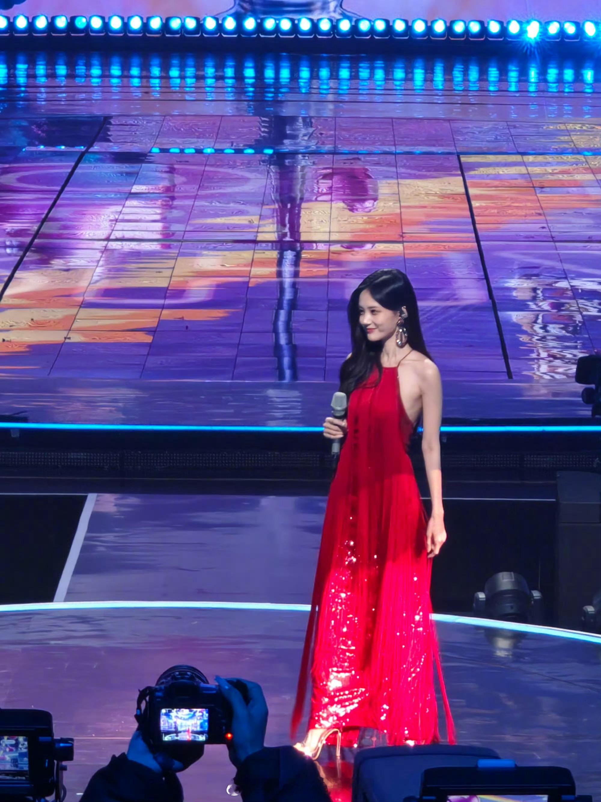 李一桐背部线条如果背部会写诗，李一桐这首一定是宋词小令。没有铺张的排场，没有浓