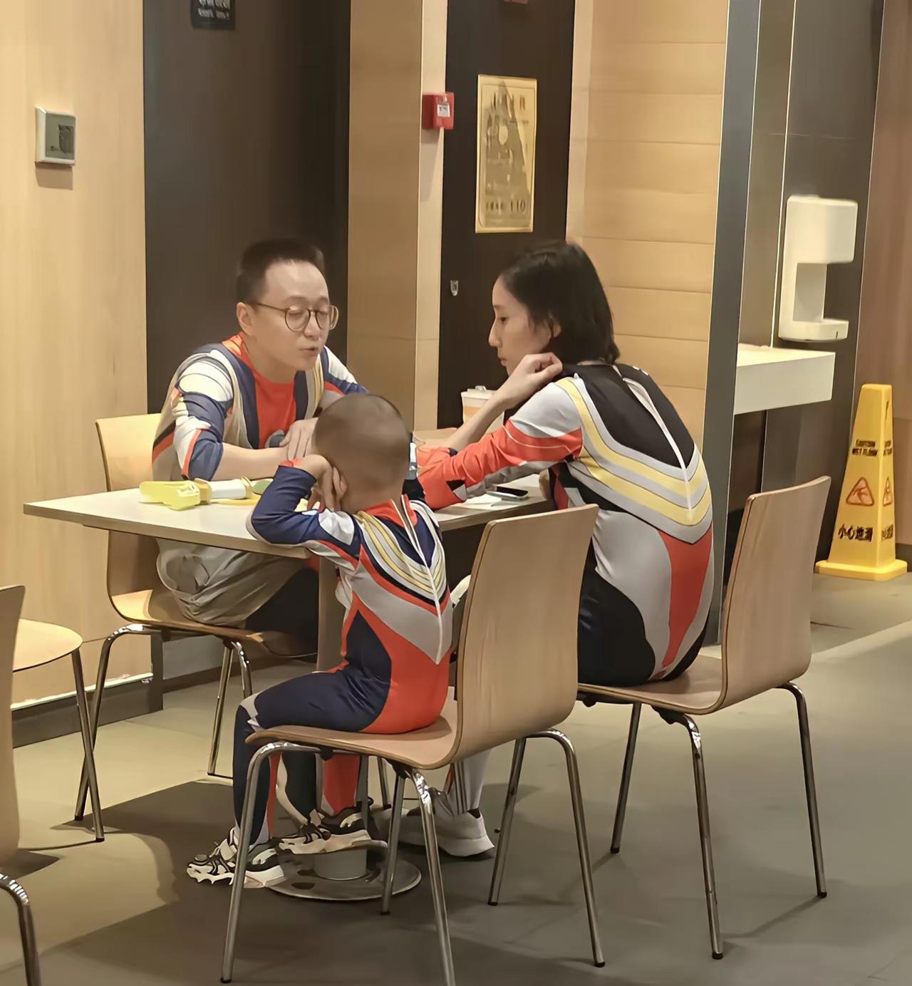 一家三口都觉得好玩就行了呗，无需别人的眼光