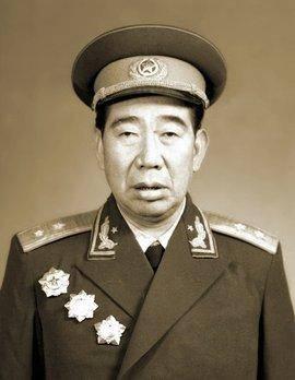1949年，四野猛将杨国夫看着昔日战友们一个个升官南下，自己却被一纸调令派去地方