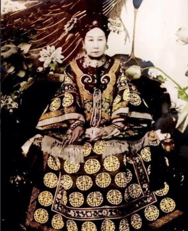 1880年，大清最有权势的女人，被一颗痔疮整得生不如死。太医院二十几个名医，没一