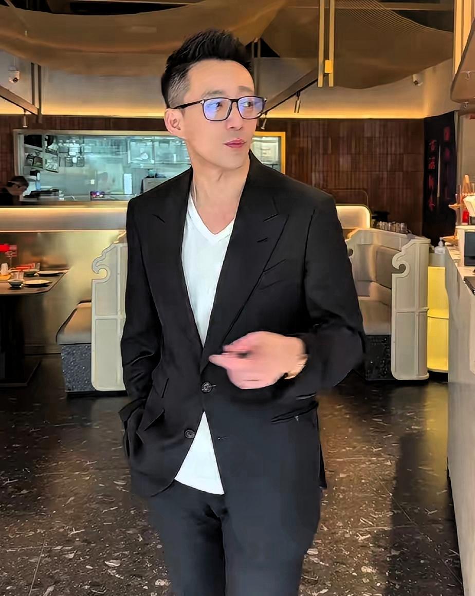 昨天还在杭州，忙着谈事，今天就赶安徽了。刚到那里，就去第一家麻六记，他要看看店，