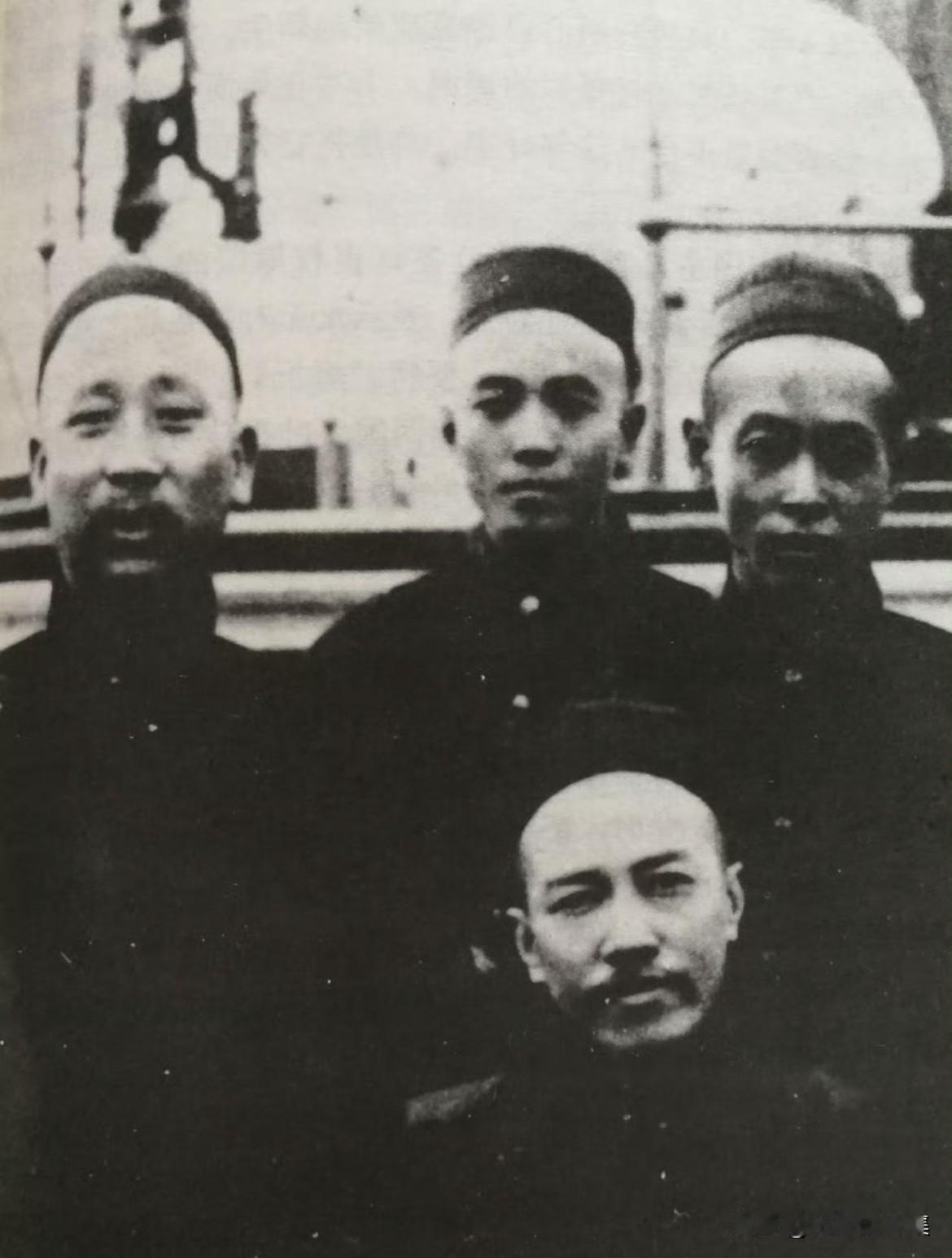 1900年春，天津塘沽的合影，前排坐着的是严复，时任天津水师学堂总办；后排左侧是