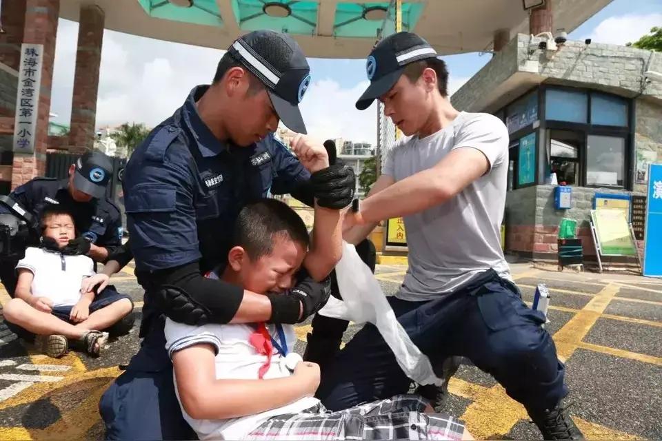 花坛里的外卖，藏着学生的难海南儋州某中学保安摔学生外卖的事，后续原因终于曝