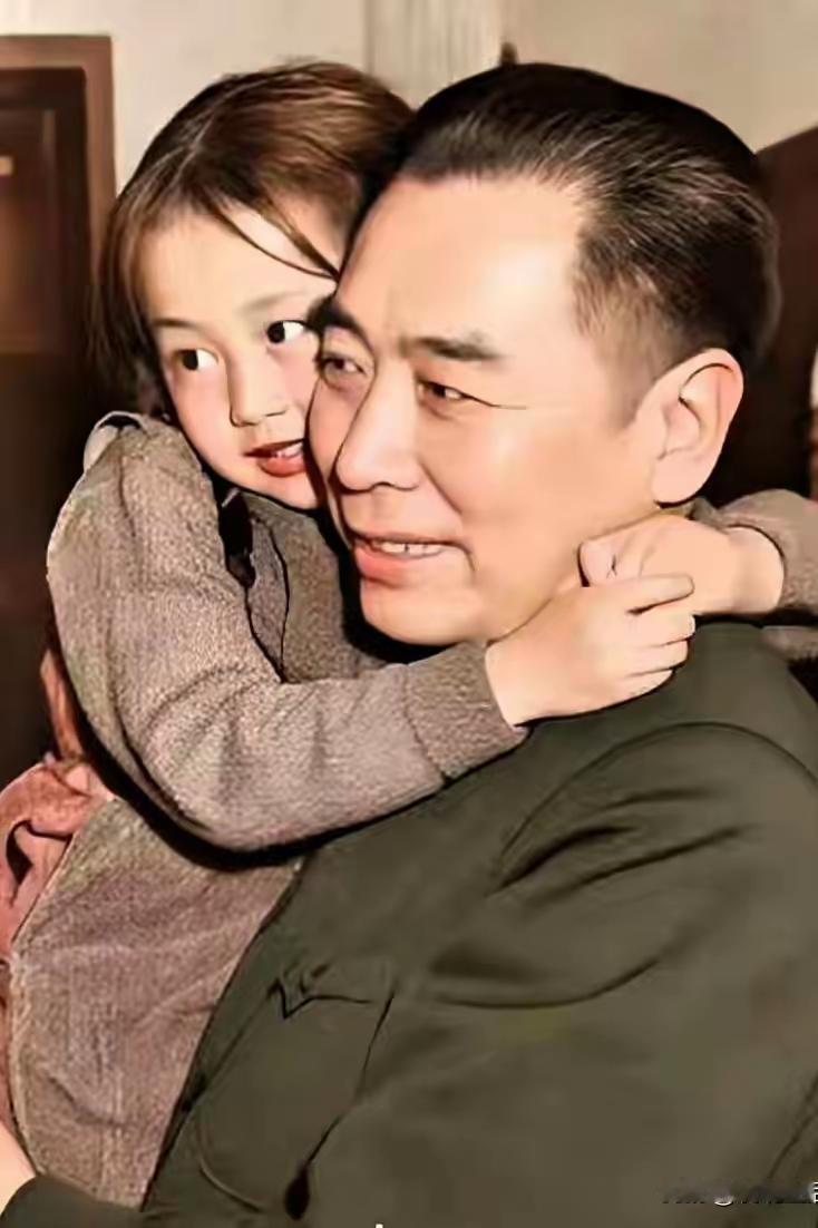 小逗包：周总理抱着的小女孩是陈毅元帅的二女，陈删删后改名陈从军网传是伪造合成