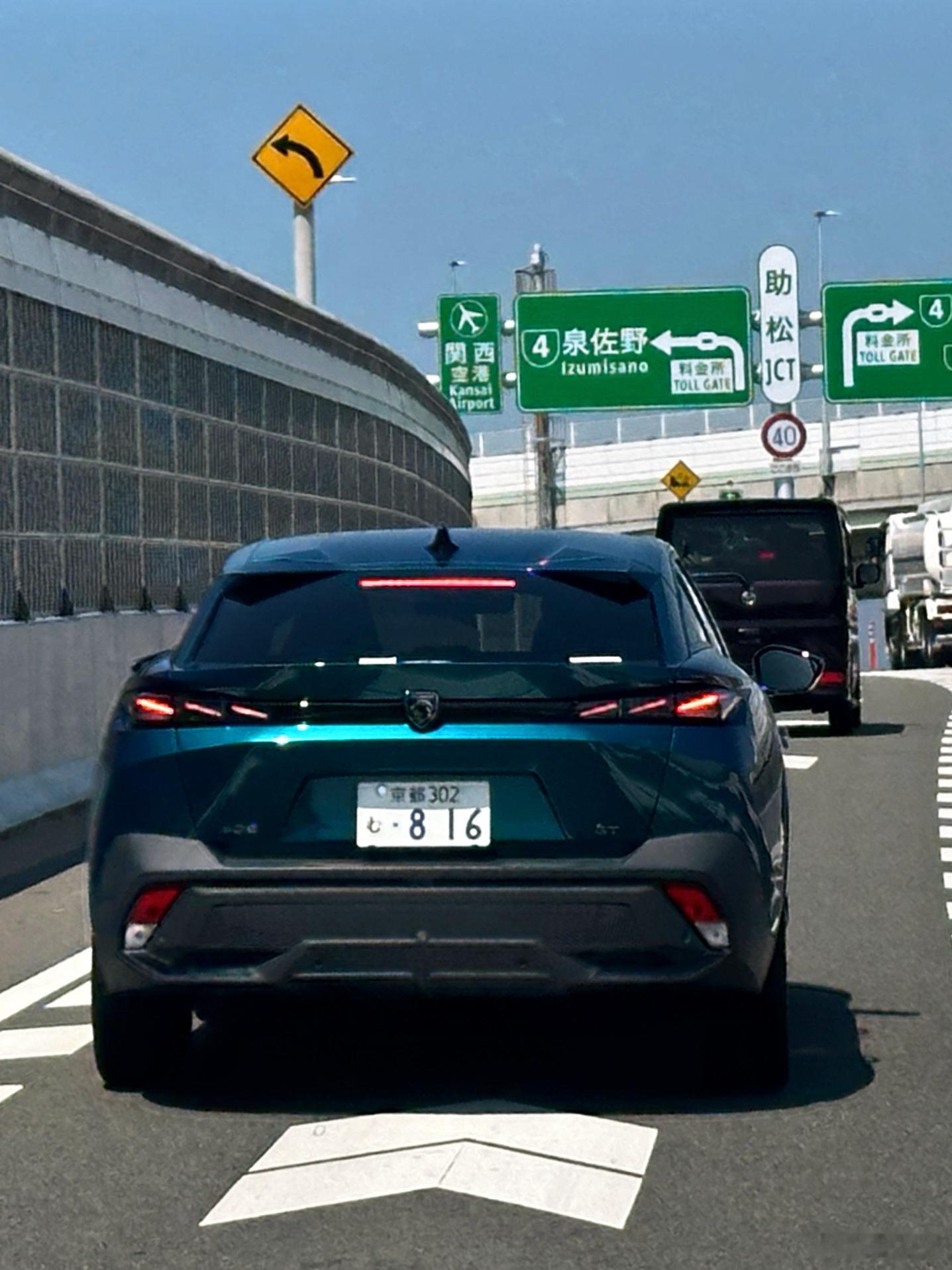 型车街拍高速偶遇标致408。别看它在国内是十几万级的家用SUV，在日本却要卖5