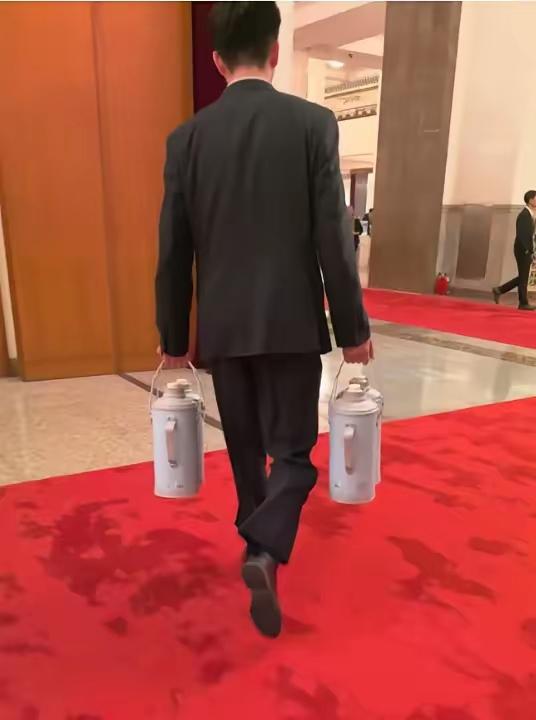 两会刚结束，火遍全网的竟是用了30年的老式热水瓶！这种玻璃内胆、带外壳