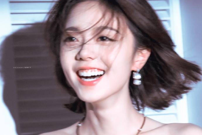 赵今麦光影交错间，短发被风掀起，她的笑容像初夏的风，带着清甜的松弛感，让整个画面