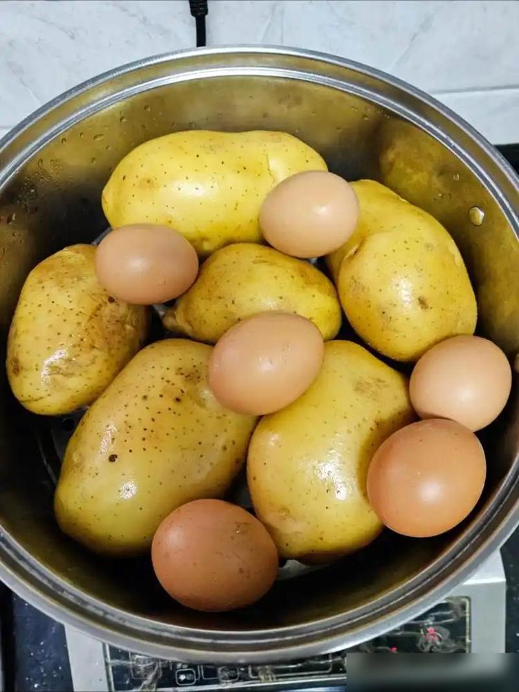 三伏天出汗多，多吃这十种含钾食物：1、土豆带皮蒸煮2、苋菜（先焯水，七月苋菜金不