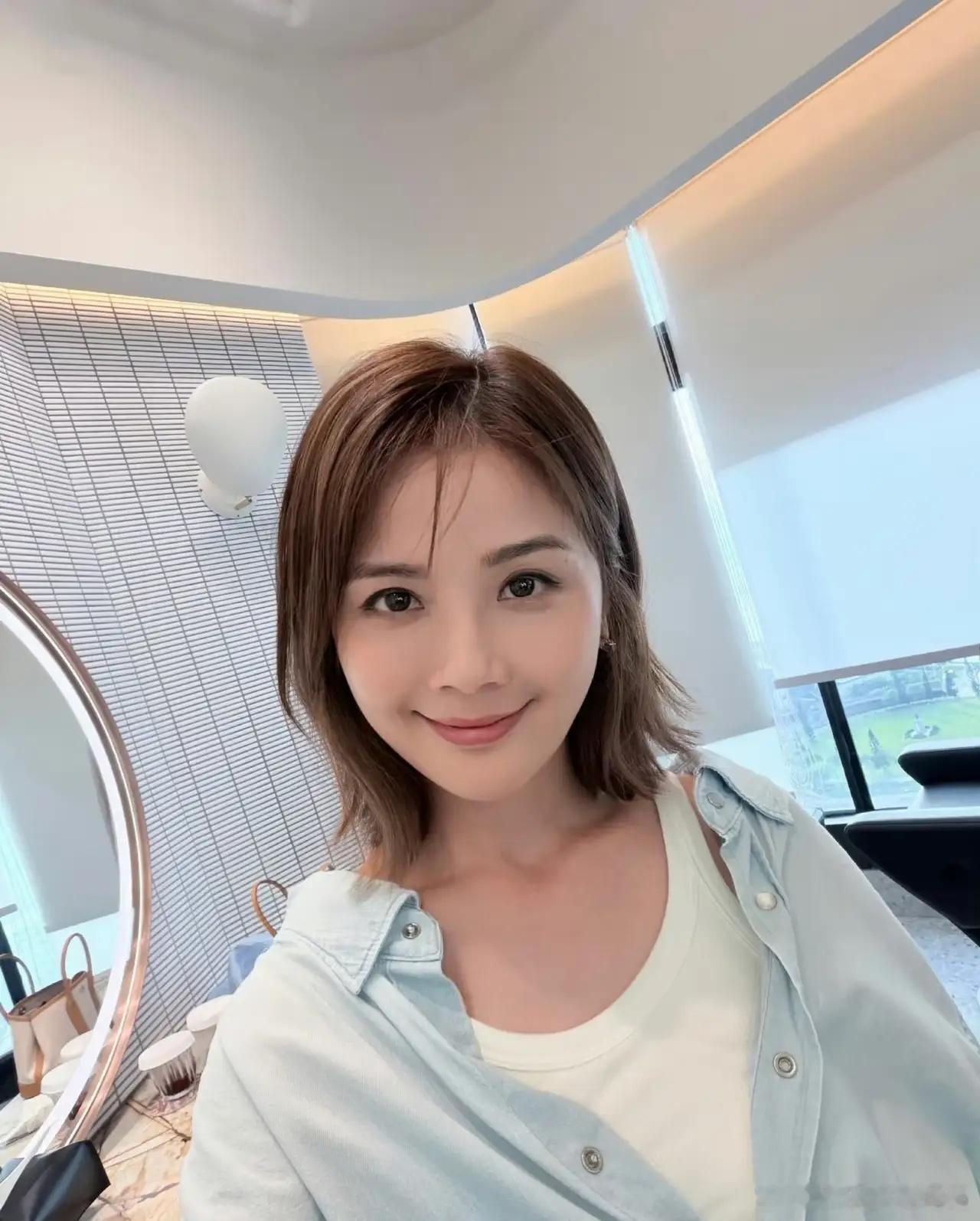 大家别再羡慕蔡卓妍（阿Sa）了，原因很简单，一般人根本学不来，那就是快44岁的人